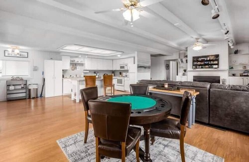 Howard House | Top-Rated Sunset Lake House with Kitchen & Breakfast Included