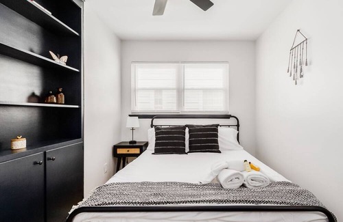 Sharon Heights House | Relaxing 3-Bedroom Retreat with Pool Table & Breakfast