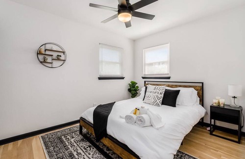 Sharon Heights House | Relaxing 3-Bedroom Retreat with Pool Table & Breakfast