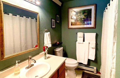 Mendenhall Valley House | Fabulous place for a large family gathering and sleeps up to 10 people.