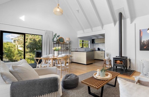Kelvin Heights House | Silverwood Haven a cosy, secluded home with mountain views