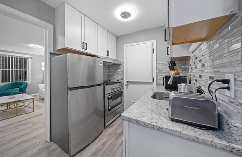 Rochester House | Urban Elegance Retreat: Family-Friendly Comfort in Rochester