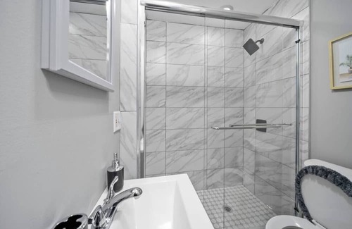 Rochester House | Urban Elegance Retreat: Family-Friendly Comfort in Rochester