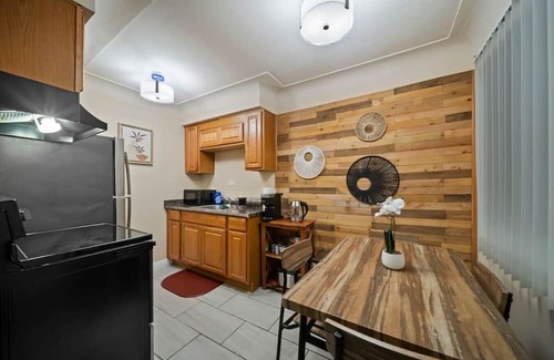 Shelby Township Apartment | Cozy 1 Bedroom Apartment with Kitchen & Breakfast in Shelby