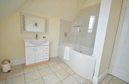 Westbourne Apartment | Seaside Maisonette with Balcony and Parking Near the Beach