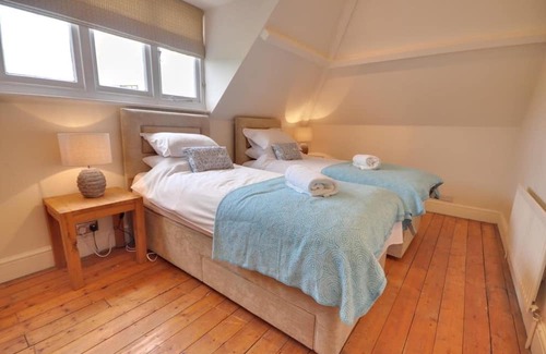 Westbourne Apartment | Seaside Maisonette with Balcony and Parking Near the Beach