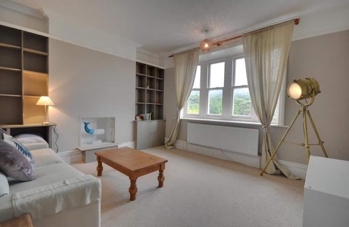 Westbourne Apartment | Seaside Maisonette with Balcony and Parking Near the Beach