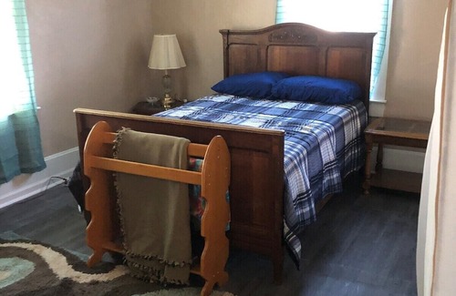 Palestine House | Serene 2 BR Retreat with Kitchen & Breakfast Included