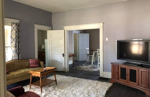 Palestine House | Serene 2 BR Retreat with Kitchen & Breakfast Included