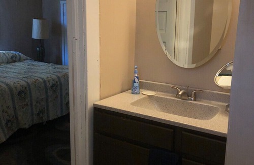 Palestine House | Serene 2 BR Retreat with Kitchen & Breakfast Included