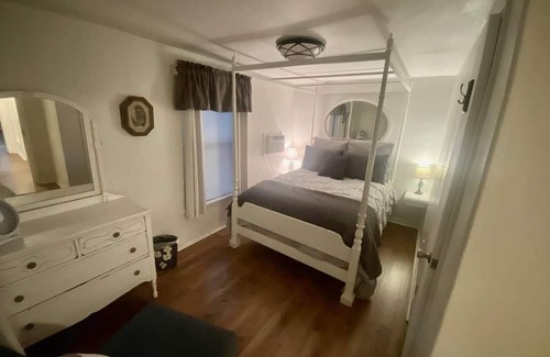 Buffalo Gap House | Discover The Gap House with Inviting Hot Tub & Breakfast