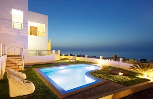 Sfakaki Apartment | Seaside Maisonette at Cafe Noir Sky Hill Resorts