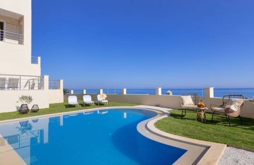 Sfakaki Apartment | Seaside Maisonette at Cafe Noir Sky Hill Resorts