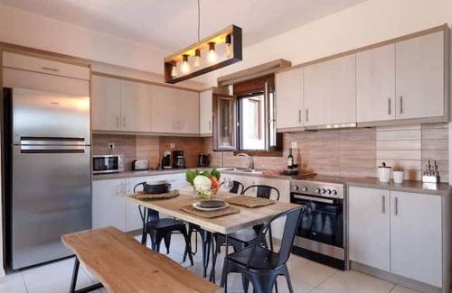 Sfakaki Apartment | Sea View Maisonette at Oak Wood Sky Hill Resorts