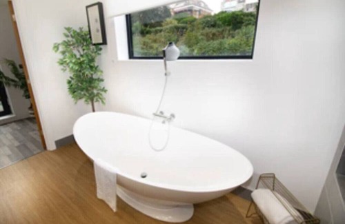 Penarth Apartment | Oceanfront 3-Bedroom Apartment at Penarth Sea Front