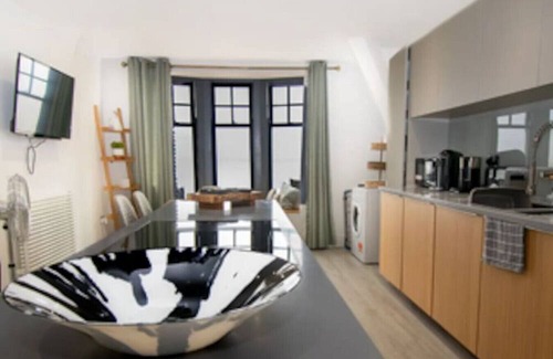 Penarth Apartment | Oceanfront 3-Bedroom Apartment at Penarth Sea Front