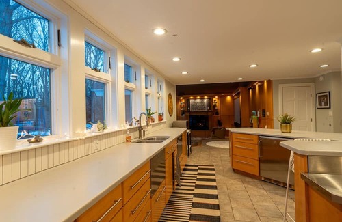 South Portland House | Ideal Family Retreat with Private Pool and Breakfast