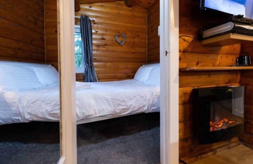 Ffestiniog Cabin | Cozy Mountain View Log Cabin: Perfect for Snowdonia Family Fun