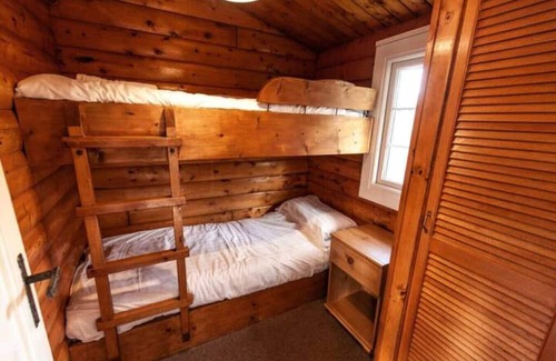 Ffestiniog Cabin | Scenic Mountain View 3 Bed Log Cabin in Snowdonia