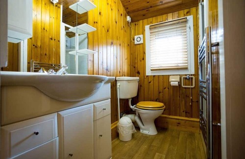 Ffestiniog Cabin | Scenic Mountain View 3 Bed Log Cabin in Snowdonia
