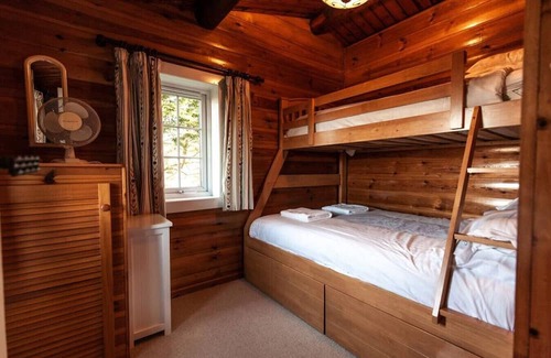 Ffestiniog Cabin | Pet-Friendly 2 Bed Log Cabin in Beautiful Snowdonia
