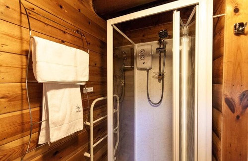 Ffestiniog Cabin | Pet-Friendly 2 Bed Log Cabin in Beautiful Snowdonia