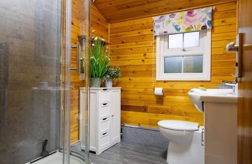 Ffestiniog Cabin | Cozy Log Cabin Retreat in Snowdonia with Family Amenities