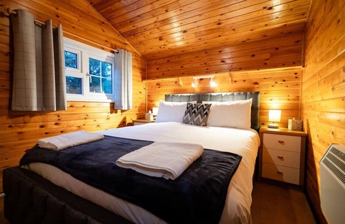 Ffestiniog Cabin | Cozy Log Cabin Retreat in Snowdonia with Family Amenities