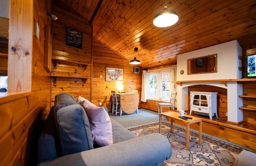 Bronaber Cabin | Cozy 2 Bed Log Cabin Retreat in Scenic Snowdonia
