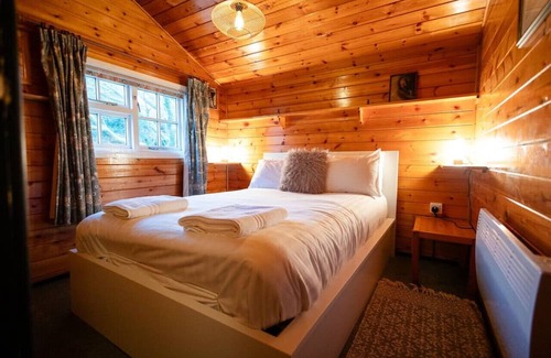 Bronaber Cabin | Cozy 2 Bed Log Cabin Retreat in Scenic Snowdonia