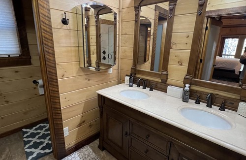 Cherry Log Cabin | Family Retreat with Hot Tub, Pool Table & Ocean View
