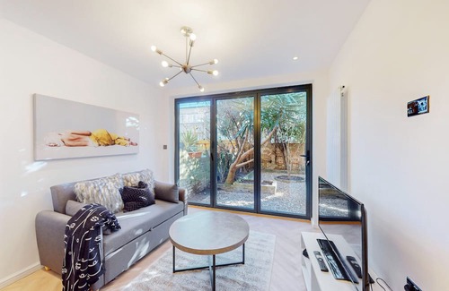 Kilburn Apartment | Inviting 3BD Apartment in Kilburn with Outdoor Oasis