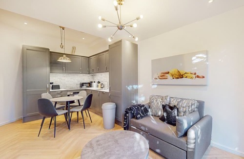 Kilburn Apartment | Inviting 3BD Apartment in Kilburn with Outdoor Oasis