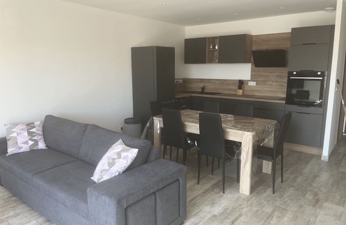 Casamozza House | Cozy Home Near Shops and Beach - Perfect for Families