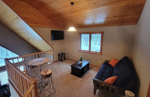 Amery House | Woodside Haven: Gateway to Nature with Hot Tub Retreat