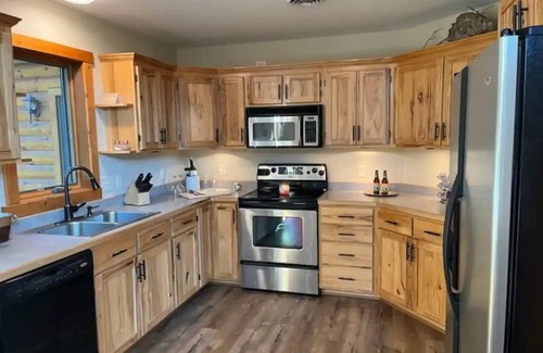 Amery House | Woodside Haven: Gateway to Nature with Hot Tub Retreat