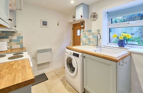 Hythe House | Inviting Claire's Cottage: Cozy Stay with Family-Friendly Amenities