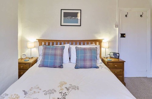 Hythe House | Inviting Claire's Cottage: Cozy Stay with Family-Friendly Amenities