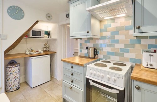 Hythe House | Inviting Claire's Cottage: Cozy Stay with Family-Friendly Amenities