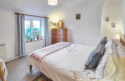 Hythe House | Inviting Claire's Cottage: Cozy Stay with Family-Friendly Amenities