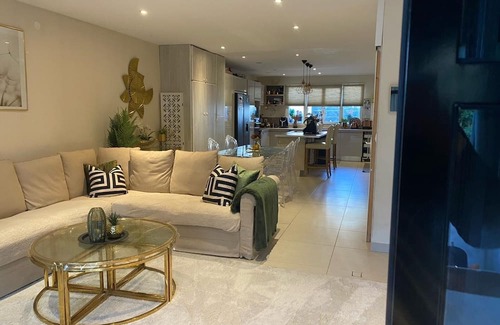 Sevran House | Grande Maison: Relaxing Retreat with Garden and Spa Amenities