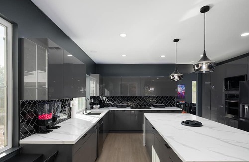 Crest House | Space Cowboy 5bed, designers paradise with pool/spa/volleyball/arcade