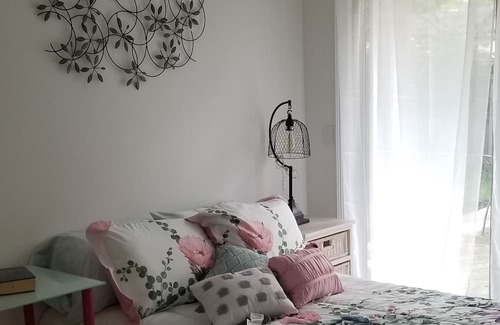 Worthington House | Convenient Bungalow Near Stadiums, Golf, and Zoo