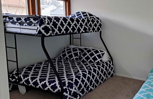 Worthington House | Convenient Bungalow Near Stadiums, Golf, and Zoo