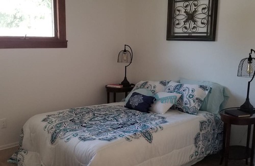 Worthington House | Convenient Bungalow Near Stadiums, Golf, and Zoo