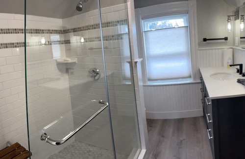 Cohasset House | Prime Location Near Nantasket Beach and Top Restaurant