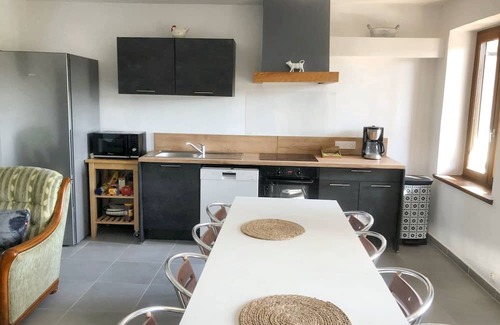 Saint-Etienne-des-Oullieres House | Spacious Retreat for 10 with Terrace in Saint-Étienne-des-Oullières