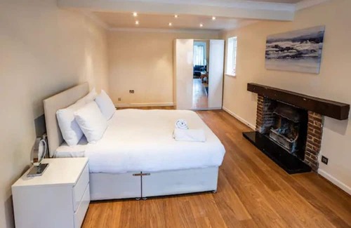 Ferndown House | Discover Pass the Keys: Game Room, Hot Tub & Pet Friendly