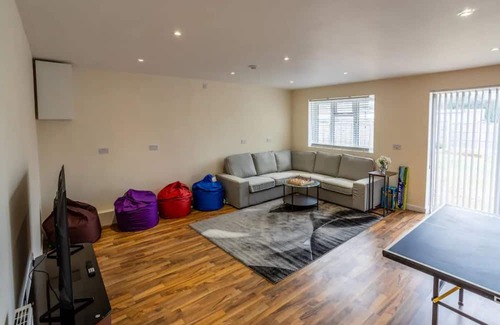 Ferndown House | Discover Pass the Keys: Game Room, Hot Tub & Pet Friendly