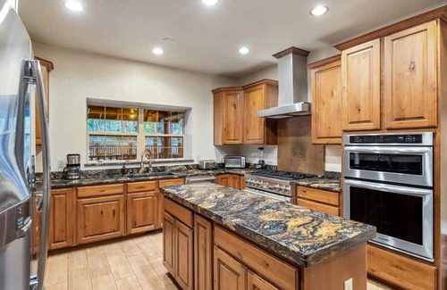 Greer Cabin | Escape to The Red Setter Lodge with Cozy Fireplace & Hot Tub